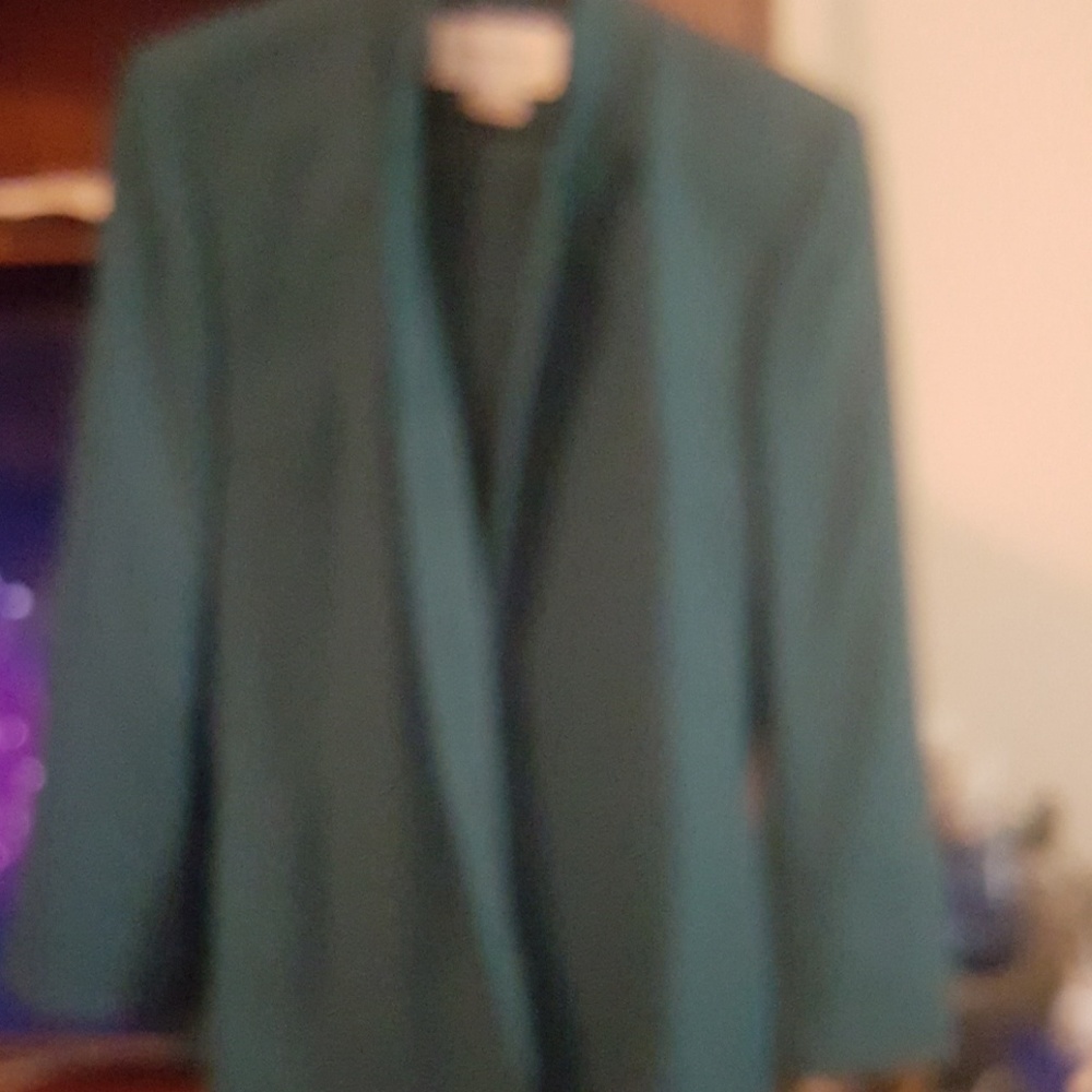 Women suit w/skirt